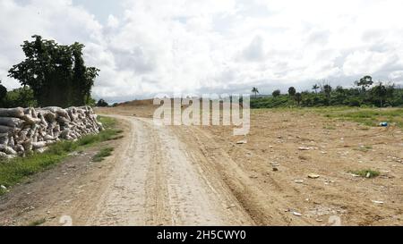 Paesaggio con un sentiero e alberi nella provincia di Puerto Plata, Repubblica Dominicana Foto Stock