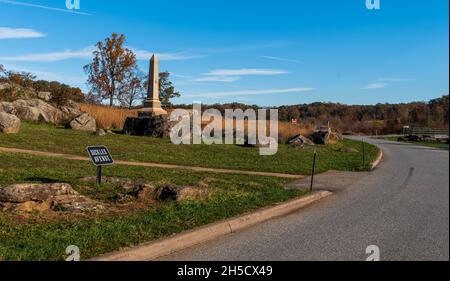 Un monumento lungo Sickles Avenue vicino a Devil's Den presso il Gettysburg National Military Park in una soleggiata giornata autunnale Foto Stock