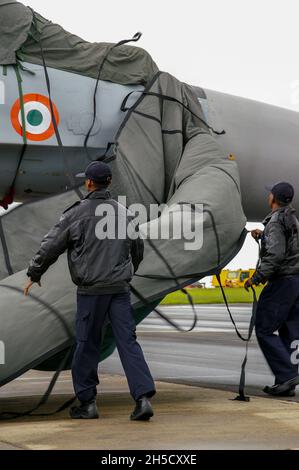 L'equipaggio dell'Aeronautica Indiana prepara un combattente Sukhoi su-30MKI, Su30 Flanker H, alla RAF Waddington per l'esercizio Indra Dhanush Foto Stock