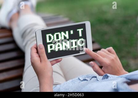 Scrittura visualizzazione testo Don T Panic. Panoramica aziendale improvvisamente sentitevi così preoccupati o spaventati che non potete comportarvi con le chiamate vocali e video Foto Stock