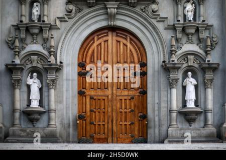 La facciata e l'ingresso principale della chiesa di Virgen Milagrosa nel distretto di Miraflores da Lima, Perù Foto Stock