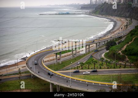 Lima, Perù: 22.09.2019: Vista aerea diurna del ponte sospeso chiamato 'Bajada Armendariz' che attraversa da Miraflores a Barranco Foto Stock