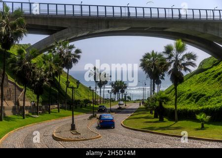 Incredibile vista diurna del Ponte Villena Rey con Oceano Pacifico sullo sfondo nel distretto di Miraflores da Lima, Perù Foto Stock