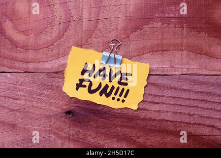 Cartello con la scritta Buon divertimento. Business concept augura a qualcuno buon e divertente tempo quando fanno qualcosa di colorato perpetective pensiero positivo Foto Stock
