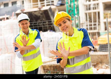 Ritratto di due ingegneri civili attivi positivi Foto Stock