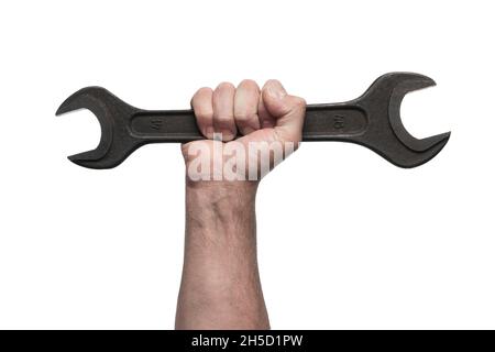 La mano del lavoratore maschile tiene una chiave grande isolata su bianco Foto Stock