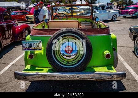 Reno, NV - 5 agosto 2021: 1948 Willys Overland Jeepster ad una mostra di auto locale. Foto Stock