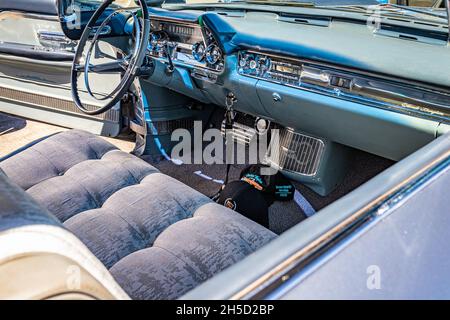 Reno, NV - 5 agosto 2021: 1957 Cadillac Eldorado Brougham ad una mostra di automobili locale. Foto Stock