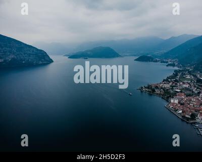 da un drone si può ammirare una splendida vista sul lago d'iseo Foto Stock