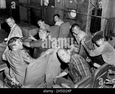 DaN Duryea, Peter Finch, Christian Marquand, Hardy Kruger, Ernest Borgnine, Ronald Fraser, George Kennedy, Ian Brennan, sul set del film, 'il volo della Phoenix', 20th Century Fox, 1965 Foto Stock