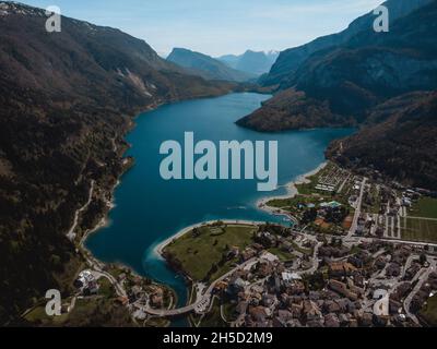 una fantastica vista sul lago di molveno, in trentino Foto Stock