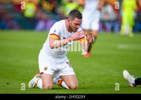 Venezia, Italia. 7 novembre 2021. Il ritratto di Jordan Veretout di Roma deaspairs e reagisce durante il Venezia FC vs AS Roma, Italian soccer Series A match a Venice, Italy, November 07 2021 Credit: Independent Photo Agency/Alamy Live News Foto Stock