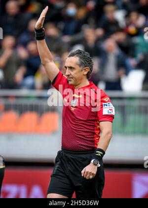 Venezia, Italia. 7 novembre 2021. L'arbitro della partita Gianluca Aureliano durante il Venezia FC vs AS Roma, Campionato italiano di calcio A a Venezia, Italia, Novembre 07 2021 Credit: Independent Photo Agency/Alamy Live News Foto Stock