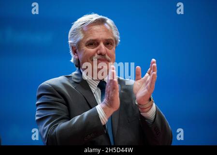 Buenos Aires, Argentina. 8 novembre 2021. Il presidente Alberto Fernández applaude durante l'evento. Al Kirchner Cultural Center (CCK), il presidente argentino Alberto Fernández ha guidato la chiusura dell'incontro "Argentina 2030: Le sfide della scienza e della tecnologia". Credit: SOPA Images Limited/Alamy Live News Foto Stock