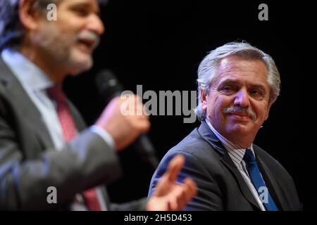 Buenos Aires, Argentina. 8 novembre 2021. Il presidente Alberto Fernández ha visto durante l'evento. Al Kirchner Cultural Center (CCK), il presidente argentino Alberto Fernández ha guidato la chiusura dell'incontro "Argentina 2030: Le sfide della scienza e della tecnologia". Credit: SOPA Images Limited/Alamy Live News Foto Stock