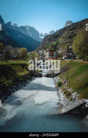 una fantastica vista sul lago di molveno, in trentino Foto Stock