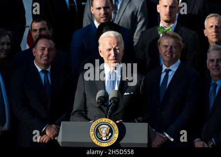Washington, Stati Uniti 08 novembre 2021. 8 novembre 2021 - Washington, DC, Stati Uniti: Il presidente Joe Biden parla dei Milwaukee Bucks che hanno vinto il campionato NBA 2021. (Foto di Michael Brochstein/Sipa USA) Credit: Sipa USA/Alamy Live News Foto Stock