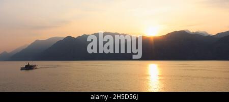 Splendida vista al tramonto sul Lago di Garda Foto Stock