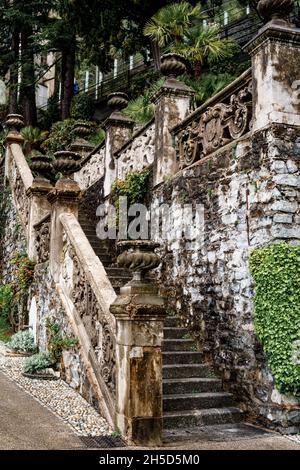 Antica scala in pietra con balaustra su Villa Monastero. Lago di Como, Italia Foto Stock