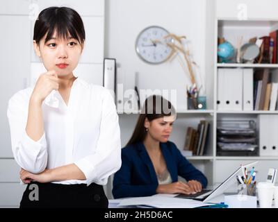 Donna asiatica frustrato in carica Foto Stock