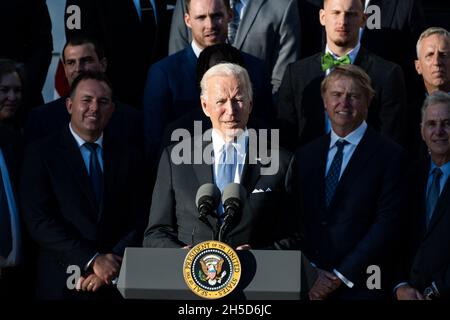 Washington, Stati Uniti. 8 novembre 2021. Il presidente Joe Biden parla dei Milwaukee Bucks che vincono il campionato NBA 2021. Credit: SOPA Images Limited/Alamy Live News Foto Stock
