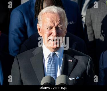 Washington, Stati Uniti. 8 novembre 2021. Il presidente Joe Biden parla dei Milwaukee Bucks che vincevano il campionato NBA 2021. Credit: SOPA Images Limited/Alamy Live News Foto Stock