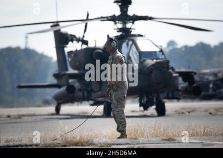 SPC. Lascelles Malciolm, un soldato di manutenzione dell'elicottero Apache assegnato al 3 ° Squadron, 17 ° reggimento Cavalry, 3 ° brigata di aviazione di combattimento, conduce controlli preflight a Hunter Army Airfield, Georgia, 2 novembre. I soldati del 3 ° Sqn., 17 °. Reg., 3° CABINA, ha condotto sparatorie aeree consentendo loro di addestrare la loro missione compiti essenziali, migliorando allo stesso tempo la prontezza delle brigate. (STATI UNITI Foto dell'esercito di Sgt. Andrew McNeil/3a Brigata dell'aviazione di combattimento, terza Divisione di fanteria) Foto Stock