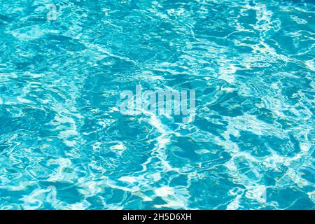 Tansgenitore chiaro acqua calma superficie texture. Astratto natura sfondo. Modello di acqua di mare. Foto Stock