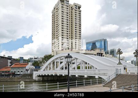 All'estremità sud del Ponte Elgin, il primo ponte permanente ad essere costruito attraverso il Fiume Singapore, con la Corte Suprema di Singapore sulla destra Foto Stock