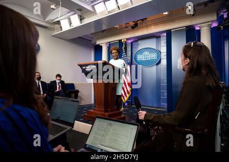 Washington, Stati Uniti. 8 novembre 2021. Il vice segretario generale della Casa Bianca, Karine Jean-Pierre, parla a un briefing stampa nella Sala Stampa della Casa Bianca. Credit: SOPA Images Limited/Alamy Live News Foto Stock