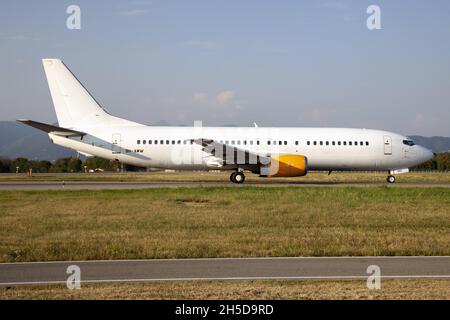 Un Air Horizont Boeing 737-400 in partenza, aeroporto di Milano Bergamo. Foto Stock