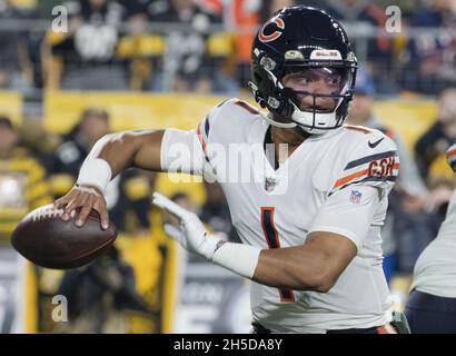 Pittsbugh, Stati Uniti. 8 novembre 2021. Chicago Bears quarterback Justin Fields (1) lancia nel primo trimestre contro i Pittsburgh Steelers a Heinz Field lunedì 8 novembre 2021. Foto di Archie Carpenter/UPI Credit: UPI/Alamy Live News Foto Stock