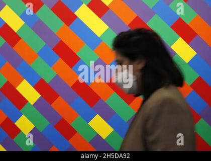 New York, Stati Uniti. 8 novembre 2021. Una donna indossa una maschera al MOMA il 08 novembre 2021 a New York City. Foto di John Angelillo/UPI Credit: UPI/Alamy Live News Foto Stock