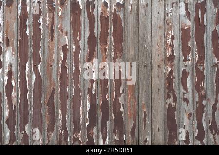 Recinzione in legno vecchio con vernice peeling Foto Stock