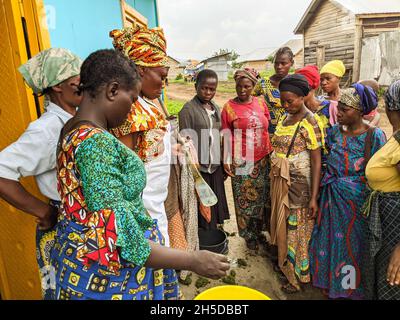 (211109) -- GOMA, 9 novembre 2021 (Xinhua) -- i residenti fanno salti in un campo profughi vicino a Goma, nella Repubblica Democratica del Congo (RDC), 7 novembre 2021. Quasi sei mesi dopo l'eruzione del vulcano Nyiragongo nella Repubblica Democratica del Congo (RDC), i residenti locali, che una volta temevano di essere inghiottiti dalla lava fumante, si piegano ma non si rompono mentre le superstiti femminili si preparavano a raccogliere i pezzi rotti nei campi profughi con un po' di imprenditorialità. In un campo di dislocamento ai piedi del vulcano, Chantal Ngomu sta istruendo passo-passo le casalinghe locali che cercano rifugio qui Foto Stock