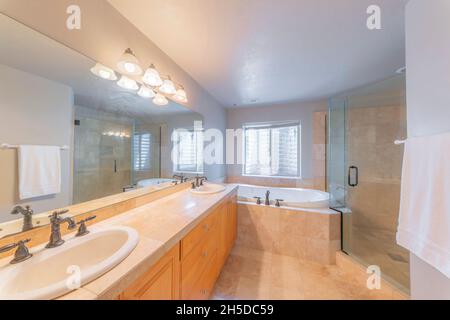Bagno interno principale con mobili antichi rubinetto e piastrelle colorate calde Foto Stock