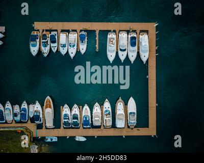 bellissima vista sul lago d'iseo da un drone Foto Stock