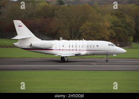 L1-01, una Dassault Falcon 2000EX gestita dall'Aeronautica militare Slovena in un ruolo di trasporto VIP, all'Aeroporto Internazionale di Prestwick in Ayrshire, Scozia. L'aereo era in Scozia per portare i delegati sloveni al vertice COP26 sui cambiamenti climatici nella vicina Glasgow. Foto Stock