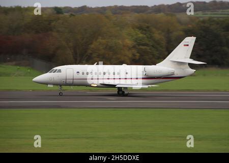 L1-01, una Dassault Falcon 2000EX gestita dall'Aeronautica militare Slovena in un ruolo di trasporto VIP, all'Aeroporto Internazionale di Prestwick in Ayrshire, Scozia. L'aereo era in Scozia per portare i delegati sloveni al vertice COP26 sui cambiamenti climatici nella vicina Glasgow. Foto Stock