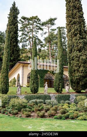 Alti cipressi nel parco di Villa Balbianello. Lago di Como, Italia Foto Stock