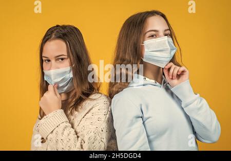 le ragazze teen indossano maschera respiratore mentre coronavirus pandemic quarantena, evitare il contatto