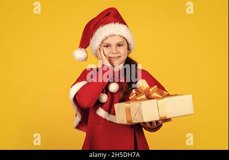 Grande regalo. Grande vendita di natale. Scatola regalo di Santa Hat del bambino. Concetto di giorno di boxe. Tutto quello che sogno circa. Vacanza invernale di Felice Anno Nuovo. e gioia di Natale Foto Stock