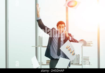 Business uomo d'affari arrabbiato falliscono in ufficio Foto Stock