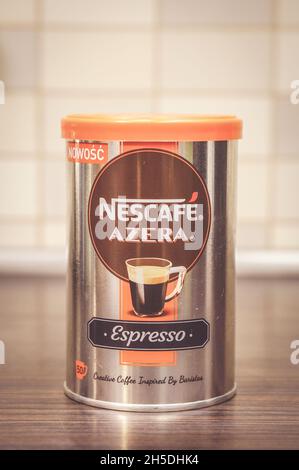 POZNAN, POLONIA - 20 dicembre 2016: Un primo piano del caffè espresso istantaneo Nescafe Azera in un contenitore a Poznan, Polonia Foto Stock