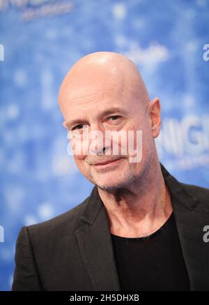 Amburgo, Germania. 8 novembre 2021. Christian Berkel arriva alla prima tedesca del musical Disney "The Ice Queen" sul tappeto blu al Teatro di scena sull'Elba. Credit: Christian Charisius/dpa/Alamy Live News Foto Stock