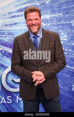 Amburgo, Germania. 8 novembre 2021. Tetje Mierendorf arriva per la prima tedesca del musical Disney "The Ice Queen" sul tappeto blu al Teatro di scena an der Elbe. Credit: Christian Charisius/dpa/Alamy Live News Foto Stock