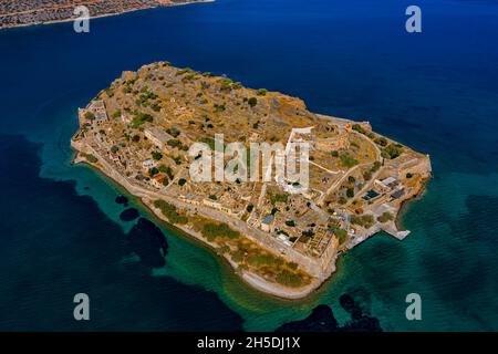 Fortezza Spinalonga auf Kreta aus der Luft | Fortezza di Spinalonga - Sito Patrimonio dell'Umanità dall'alto Foto Stock