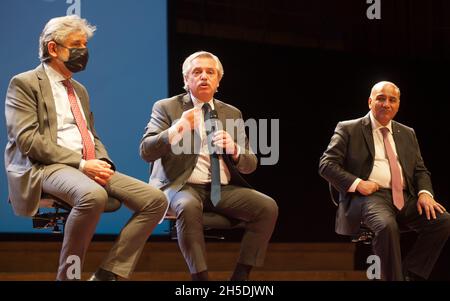 Buenos Aires, Argentina. 8 novembre 2021. Il presidente argentino Alberto Fernández è alla guida della chiusura dell'incontro "Argentina 2030: Le sfide della scienza e della tecnologia" presso il Kirchner Cultural Center. (Foto di Jaime Olivos/Pacific Press) Credit: Pacific Press Media Production Corp./Alamy Live News Foto Stock