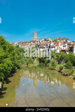 Cathédrale Saint-Nicolas e la città sopra il fiume Sarine *** Caption locale *** Friburgo, Canton Friburgo, Svizzera, città, villaggio, acqua, Foto Stock