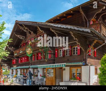 Chalet in legno decorato *** Caption locale *** Les Diablerets, Canton Vaud, Svizzera, città, villaggio, , estate, , persone, Foto Stock